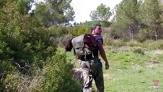 En la montaña una zorra pelirroja está montando a un soldado en una pose de vaquera