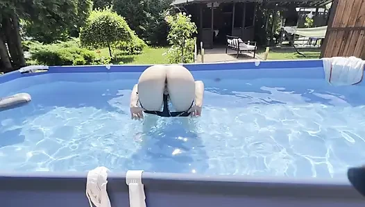 Игра в бассейне на улице
