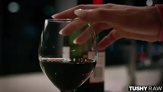 Tushyraw, cewek rambut pirang pecinta dp ini masih belum puas kalau belum didobel penetrasi