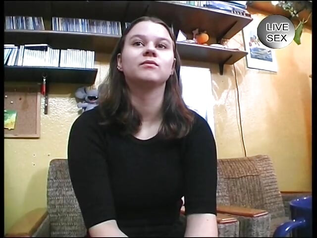 Stor brystet brunette fingrer fitte før du gir en blowjob