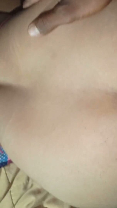 Dhire se daliye, nevina hu' - Desi srednjoškolka 18 + priča prljavo na hindiju i gubi analnu nevinost | Klip 2