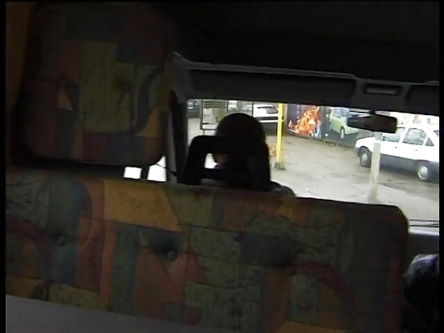 Blond babe bliver pløjet i bilen i en trekant