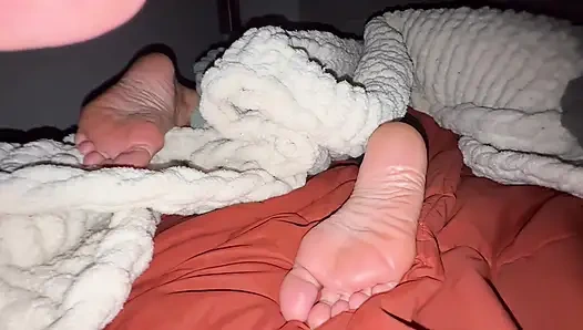 Sinsi stepnephew stepaunt'un seksi uykulu ayaklarını yalıyor ve tapıyor - rol yapma