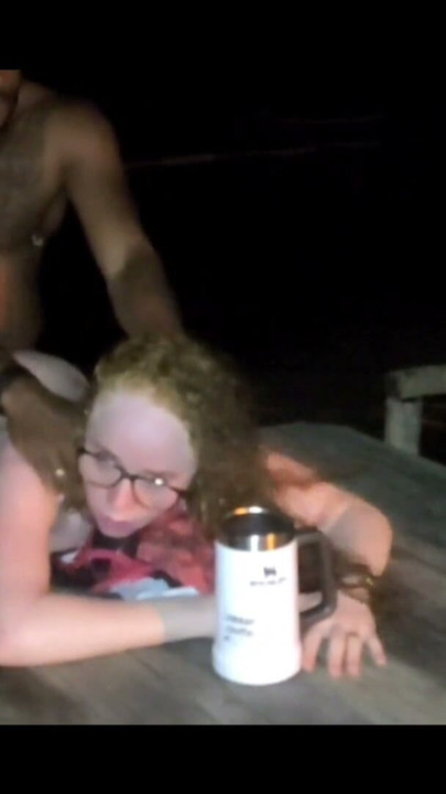 Bij de strandcabine vind ik de zwarte man die me neukt zonder dat er een condoom in me klaarkomt | Clip 1
