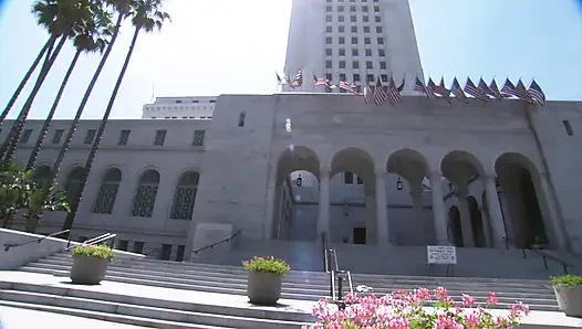 Хорошенькая крошка получает камшот на лицо в ванной