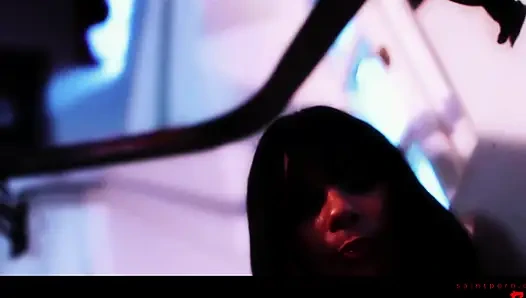 Dewi berambut gelap mengisap kontol besar dan mendapat persetubuhan panjang yang dalam