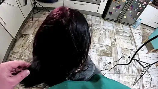 Bornoz orta yaşlı seksi kadın saç kurutma ve fırçalama sakso ve saçıma boşalma