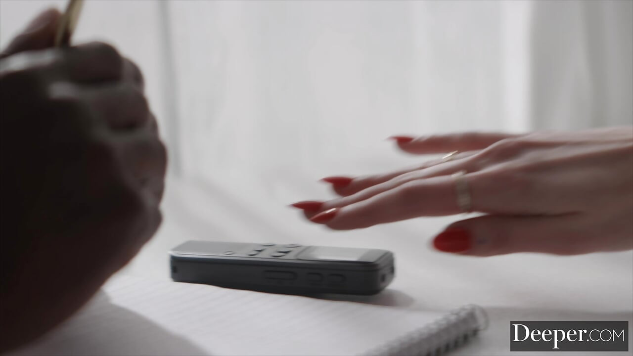 Profunde. Roșcata iubitoare de pulă mare și neagră Chloe Foxxe își umple pizda strâmtă