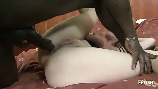 İri göğüslü orta yaşlı seksi kadın tıraşlı amcığını büyük siyah yarakla siktiriyor