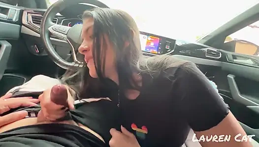 Glücklicher App-fahrer bekam hottie, um die reise mit einem schönen blowjob zu bezahlen