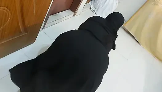 Büyük göt ve büyük memeli Arap üvey anne Hintli üvey oğlu tarafından sikiliyor
