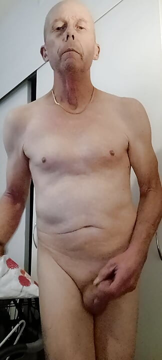 גבר עם זין קטן ג'ק יוצא למצלמה ומבקש ממך לחשוף אותו