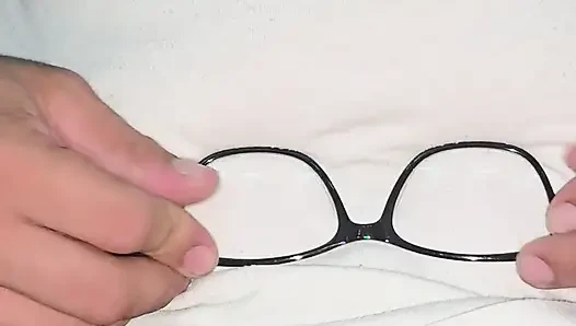 Gözlüklü iç çamaşırı ovuyor