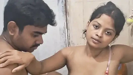 Adik tiri dan adik tiri berbagi ranjang dan ngentot habis-habisan