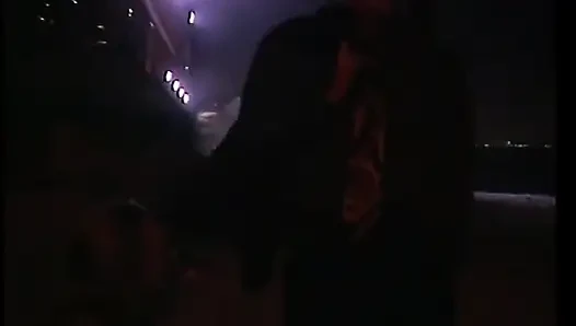 Azgın adam seksi beyaz sürtüklerin bacaklarını açıyor ve büyük yarağını ıslak amına sokuyor