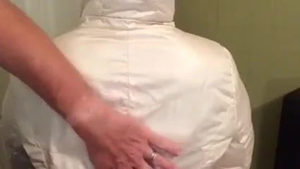 Массаж спины в зимнем пальто