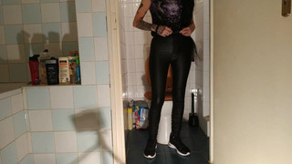 Sexy Goth Teen pinkelt beim Spielen mit ihrem Telefon pt2 hd