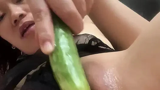 Siyah iç çamaşırı.. Her zaman beni seksi hissettiriyor ve amım dürtülmeden önce bile ıslandım... Bebeğim beni sik lütfen