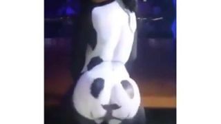 Сексуальная панда танцует 2