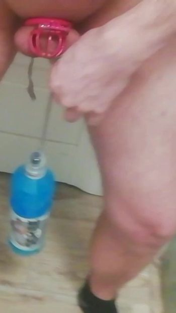 Une grosse bouteille attachée à un plug anal. Insertion dans le trou du cul et bascule