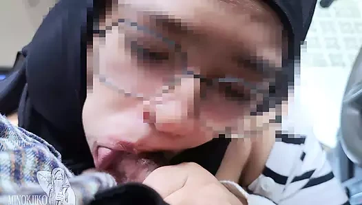 Tesettürlü üniversiteli kız arabada şeker babasıyla eğleniyor - minokiiko