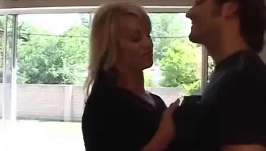 Orta yaşlı seksi kadın kat kleevage büyük göğüsleriyle kanepede sikişiyor