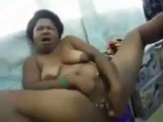 Une MILF PNG se masturbe et squirte devant la caméra