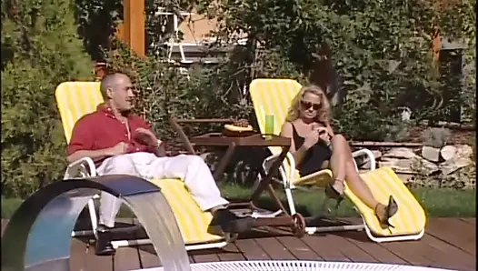 В трах волосатую киску анально проникли в саду