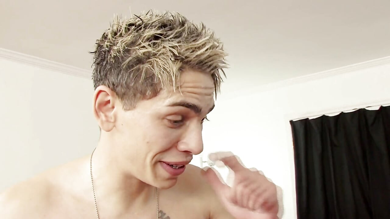 Brunette tiener op haar hakken houdt ervan om lekker in haar poesje te neuken