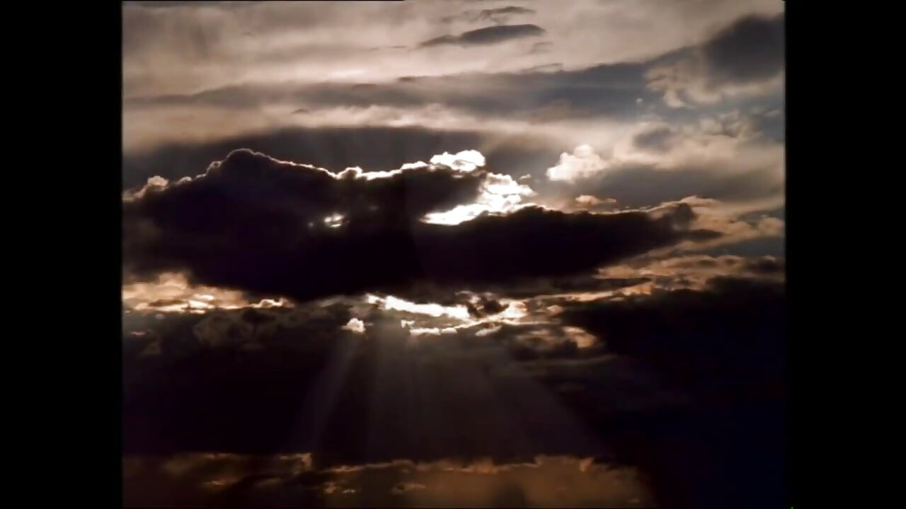 Prsatá MILF chytí drsného muže v opuštěném domě a skončí divoce ošukanou