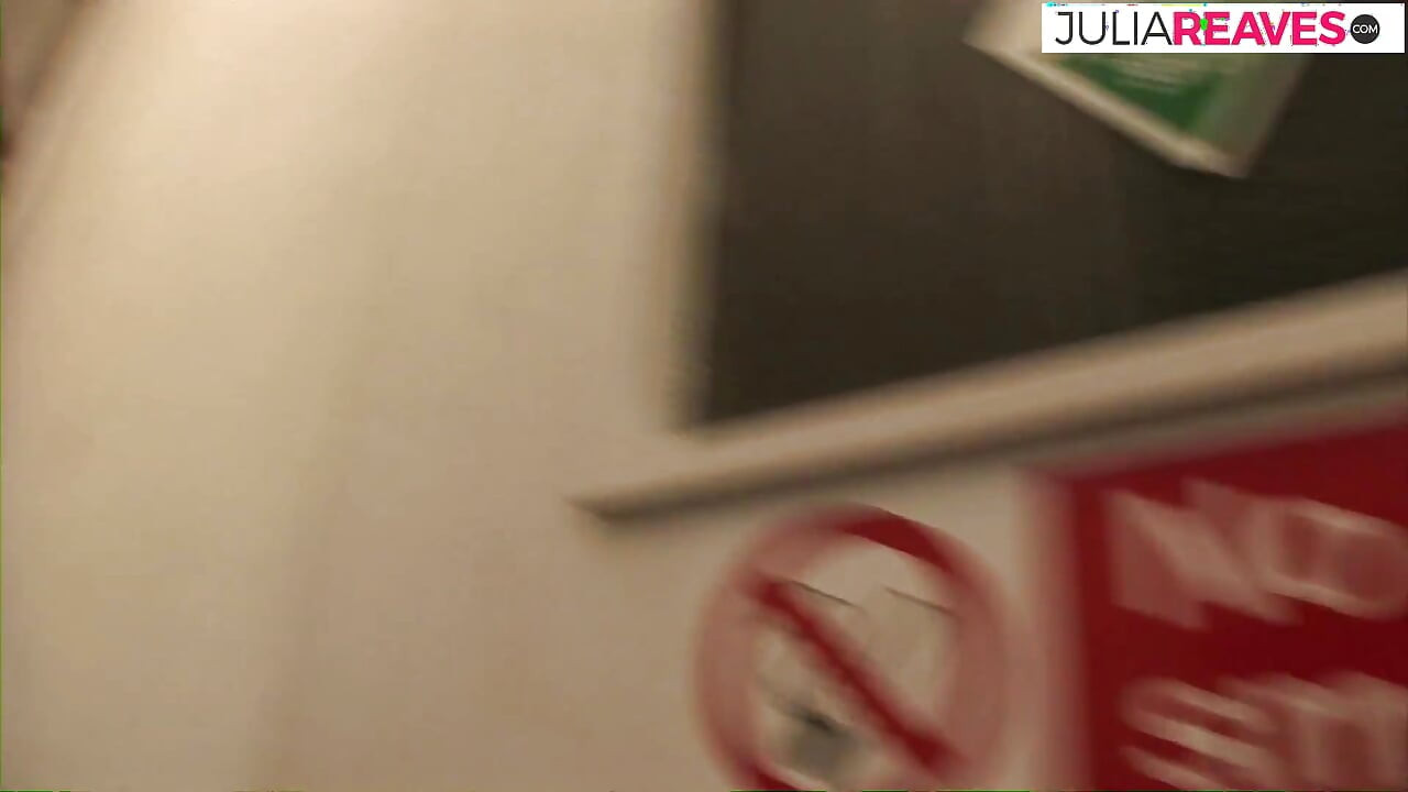 Zwart meisje berijdt een enorme pik naar een cumshot na het zuigen