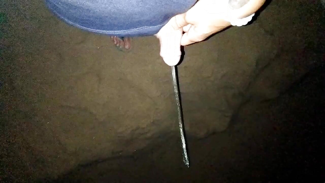 संकलन 2 बार बिना खतना वाला लंड ट्विंक समुद्र तट पर मूत रहा है और चेहरा दिखा रहा है