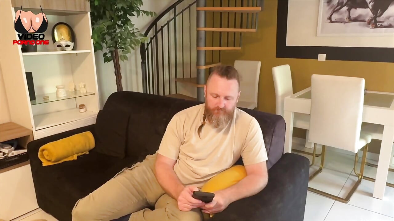 Mon Patron Se Tape Ma Femme Devant Moi, Je Les Regarde Et Ça M'excite!