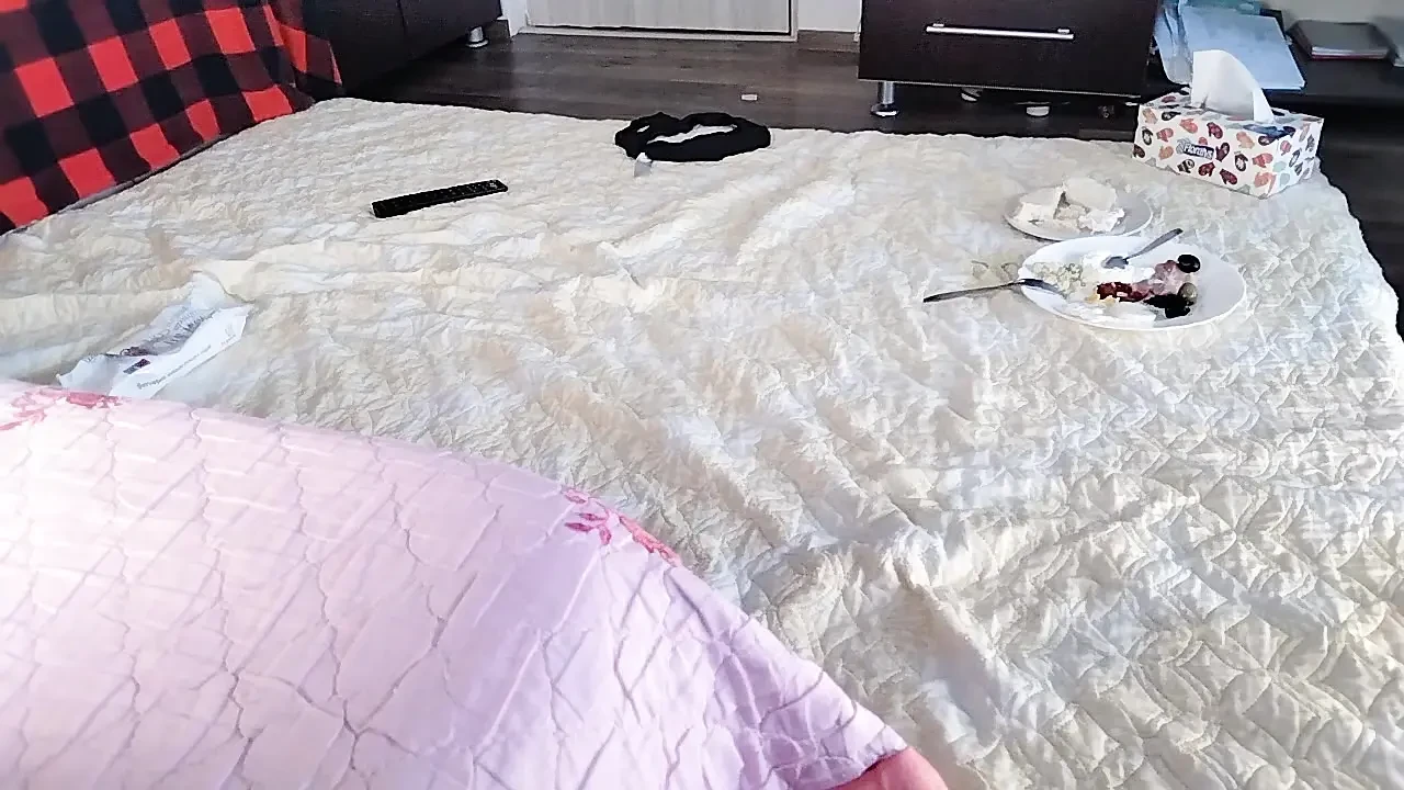 Amateur mom eats breakfast in the bedroom naked. Sexy brunette doing naked chores around the house.