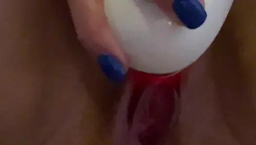 Orta yaşlı seksi kadın büyük bir dereye fışkırtıyor çünkü götündeki tıkaç bastırıyor