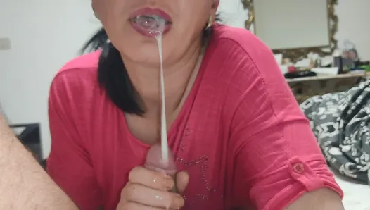 Femme MILF mature pipe et charge de sperme massive dans sa bouche