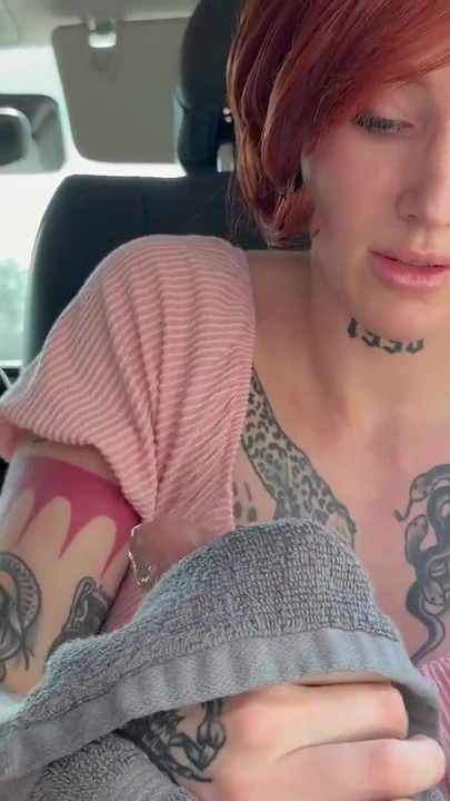 継息子がサッカーに行く途中で誤ってズボンを漏らしてしまう | クリップ 1