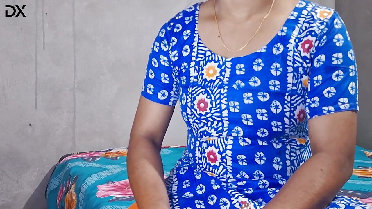 可爱的青少年被她的继兄弟狗式性交