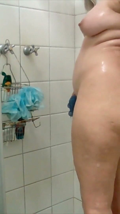 아빠가 지켜보는 동안 샤워할 때 꽉 젖은 보지에 장난감 사용 | 클립 1