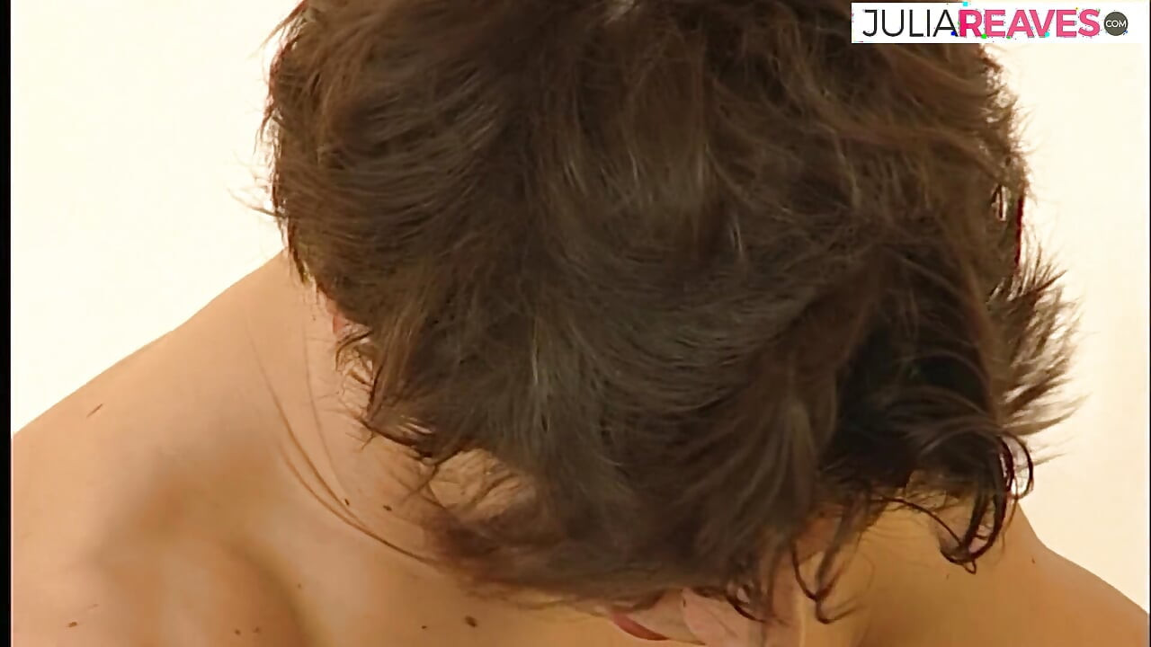 Puta gostosa faz um boquete quente e depois é fodida para uma gozada na boca