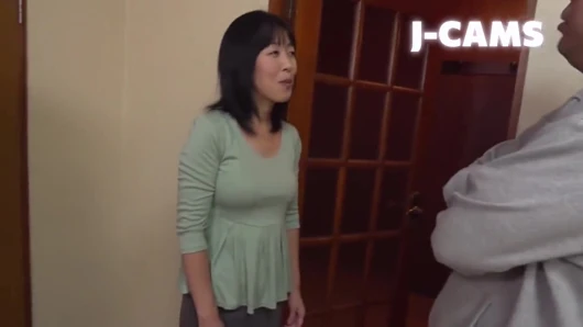 Ayah mertua, kau terlalu menatap celana dalamku! - B