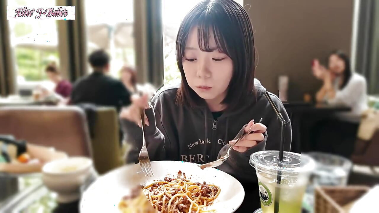 Former Idol-level Beauty Radiates Mature Allure, Temptation Stops Just Before the Final Line