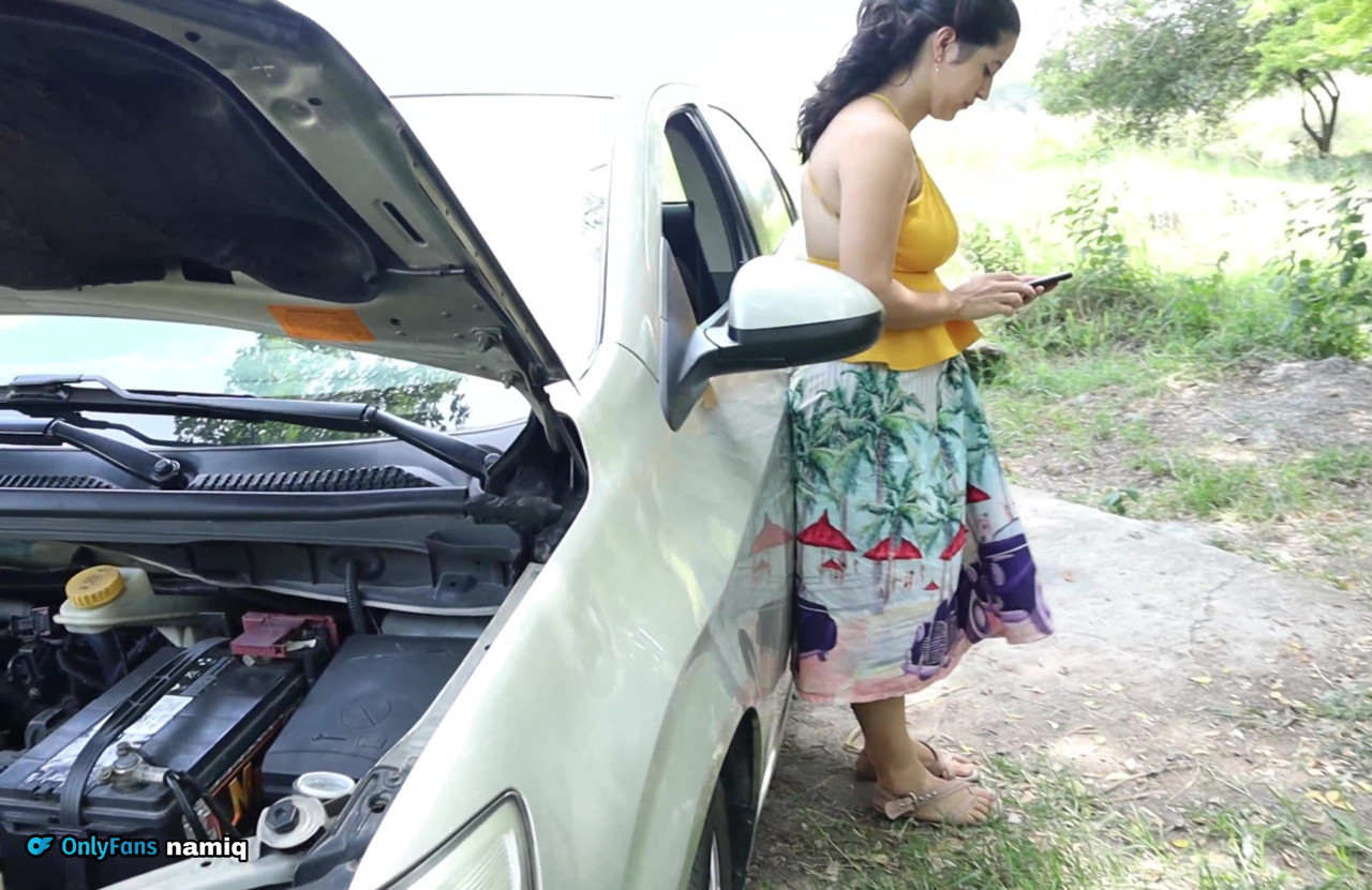 mechanic fucks married woman stranded in the middle of nowhere