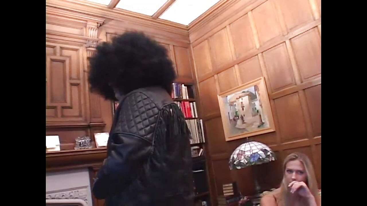 Güzel genç sarışın büyük bir yarakla amının içine boşalıyor ve başka biri tarafından ağzına dölleniyor