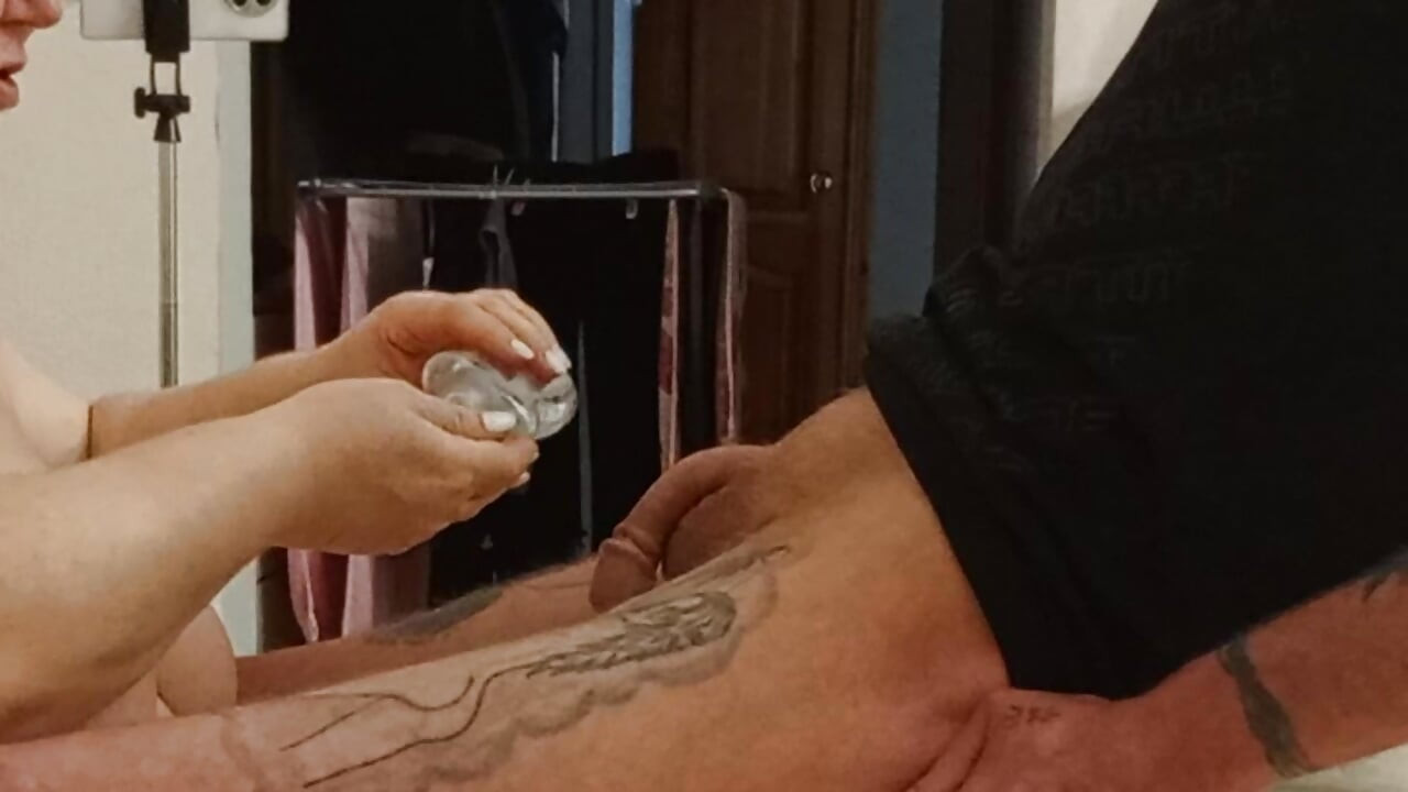 Susjed radi ručni posao s uljnim kurcem