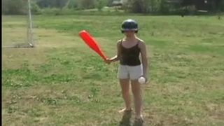 Gatinha adolescente inocente jogando softbol ao ar livre