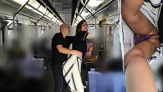 Menggosok dirinya sendiri selama perjalanan kereta bawah tanah di bawah roknya.
