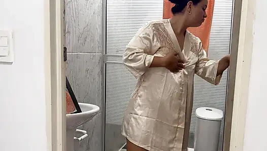 Adik tiriku mergokin aku lagi nontonin dia di kamar mandi dan dia bikin aku jadinya supaya nggak ngadu sama ayah tiriku