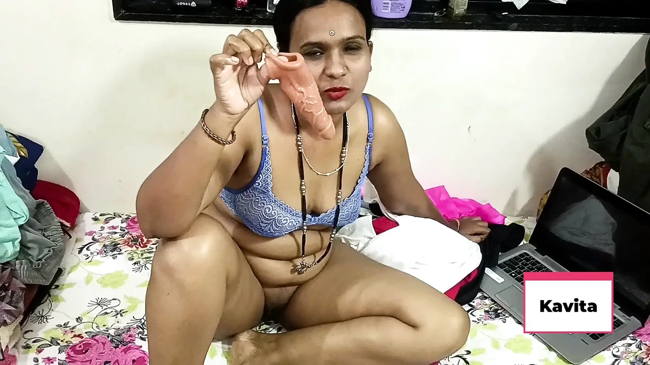 印度女郎Kavita Bhabhi穿着比基尼，打电话给她的姐夫操她，他们俩一起享受性爱