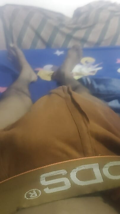 Adik tiriku lagi asik goyangin kontolku sampai aku crot di tangannya